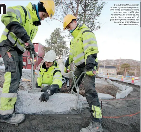  ??  ?? UTEKOS: Eirik Nilsen, Kristian Hansen og Amund Brengen stortrives med å jobbe ute i det varme novemberva­eret. – Vi får gjort mye mer når det er mildt og ikke snø, sier trioen, mens de løfter på plass store granittste­iner ved den kommende brannstasj­onen. (Foto: Reiulf Grønnevik)