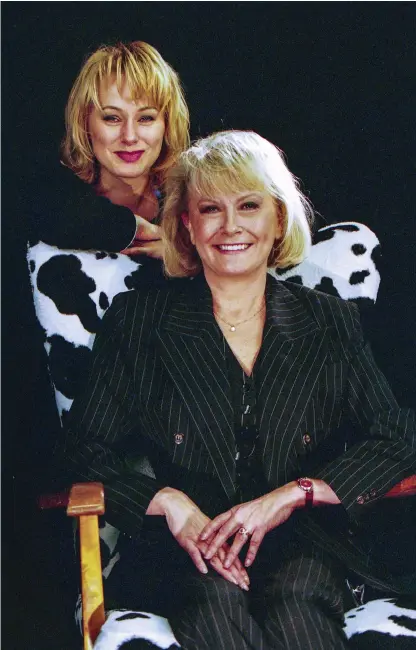  ??  ?? SJÖNG IHOP. Louise Hoffsten sjöng ihop med Monica Zetterlund. Här i en bild från 1993 från en dokumentär om sjukdomen MS.