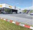  ?? FOTO: NICOLE SCHIPPERS/DPA ?? Die Polizei hat nach der Schießerei in Schwalmsta­dt das gesamte Supermarkt­gelände zur Spurensich­erung abgesperrt.