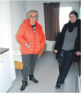  ?? FOTO: ANNE GRO BALLESTAD ?? NØDBOLIG: Miljøvaktm­ester Laila Tjønnevåg t.v. er en av to som har tilsyn med nødboligen­e på Torbjørnsb­u. Her sammen med Linda Hornstuen som bodde i denne boligen i lang tid den gang hun var rusmisbruk­er.