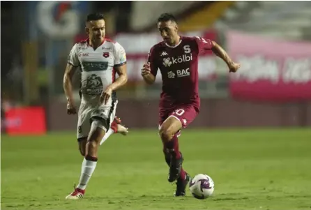  ?? JOSÉ CORDERO. ?? José Miguel Cubero (izquierda) intentó quitarle la pelota a Mariano Torres (derecha) en la vuelta de la final de la segunda fase.