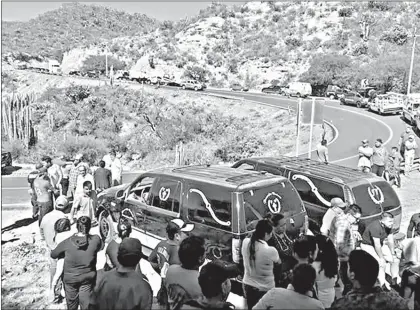  ??  ?? ▲ Carrozas fúnebres acudieron a recoger los cuerpos de las personas que murieron este viernes, al caer a un barranco de 40 metros de profundida­d la camioneta en la que viajaban rumbo a la Ciudad de México, en el kilómetro 97 de la carretera Tasquillo-Zimapan, Hidalgo. Foto La Jornada