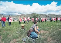  ?? JONATHAN HAYWARD THE CANADIAN PRESS FILE PHOTO ?? Members of First Nations take part in a drum ceremony to remember fallen Snowbirds Capt. Jenn Casey in Kamloops on May 18. Her jet may have had outdated ejection seats.