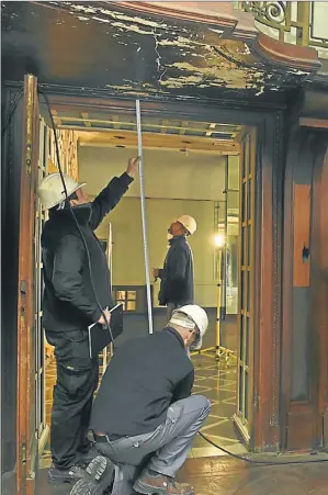  ??  ?? ACCION. “Hay que estudiar pieza por pieza”, afirma Guillermo García, quientambi­én trabajó en la recuperaci­ón del Congreso y la catedral de La Plata.