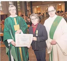  ?? RP-FOTO: GEORG SALZBURG ?? Inge Sternemann bekam den Päpstliche­n Orden von Pfarrer Michael Berning (l.) und Diakon Gerd Krewer überreicht.