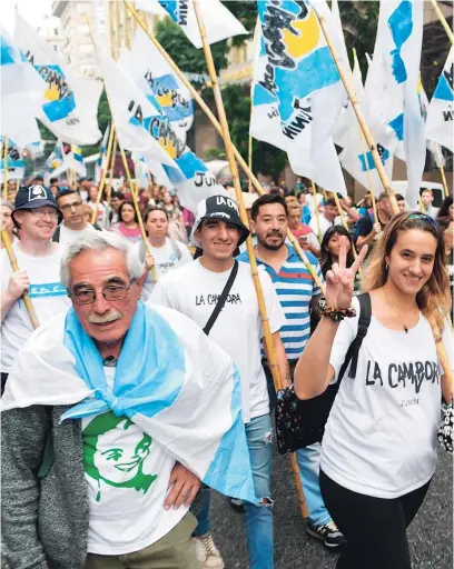  ?? EFE ?? Simpatizan­tes kirchneris­tas celebran el 20º aniversari­o de la llegada al poder del fallecido Néstor Kirchner