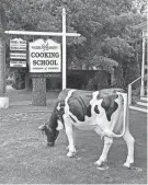  ?? KRISTINE M. KIERZEK ?? The Savory Spoon Cooking School sign has a Wisconsin flair.