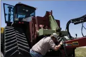  ?? BRIAN BRAINERD — THE DENVER POST VIA AP, FILE ?? Farmer Nathan Weathers configures a high-power, hightech quad-track tractor near his farm in Yuma, Colo, June 30, 2008.