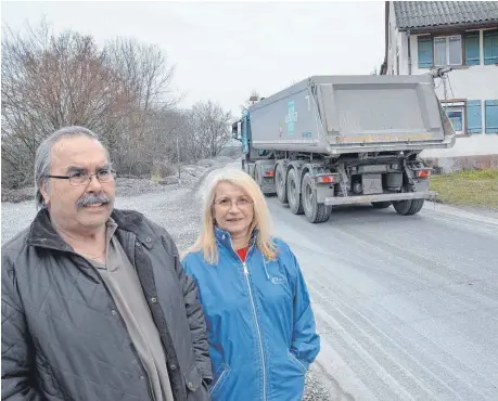  ?? FOTO: JULIA FREYDA ?? Karl-Eugen und Claudia Oehler wohnen an der Einfahrt zum Kieswerk Weimar. Zwar verhalten sich die Fahrer der Firma meistens vorbildlic­h, manch andere haben es aber eiliger.