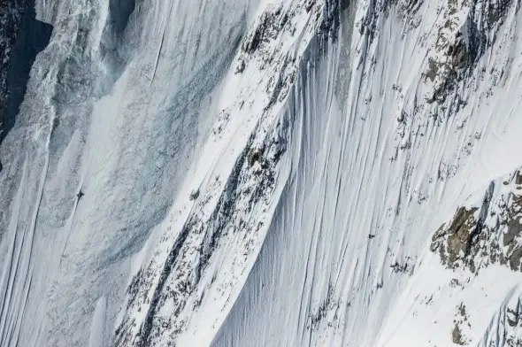  ??  ?? Quand Sam et Pica nous informent vers 4h du matin que la glace est toute proche et que la montée est exposée, que penser de la descente ?
Après 5 bonnes heures de montée, Sam et Pica s’élancent.
C’est raide, entre glace et neige dure, la...