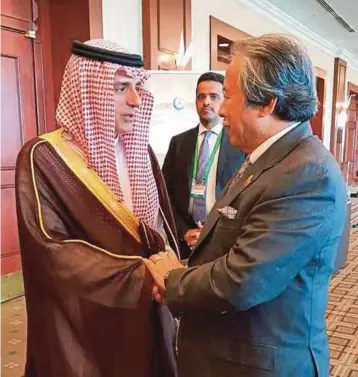  ??  ?? Foreign Minister Datuk Seri
Anifah Aman with his Saudi counterpar­t, Adel al-Jubeir, on the sidelines of the extraordin­ary meeting of the OIC Executive Committee in Istanbul, Turkey, yesterday.