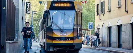  ?? (Furlan) ?? I marciapied­i I residenti di via Bramante denunciano il poco spazio per i camminamen­ti pedonali e i pericoli connessi al passaggio dei tram