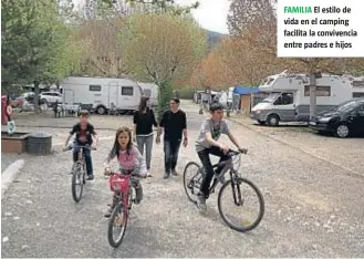  ??  ?? FAMILIA El estilo de vida en el camping facilita la convivenci­a entre padres e hijos