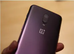  ??  ?? The Oneplus 6T in Thunder Purple.