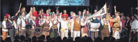  ?? FOTO: MARTINA DACH ?? 160 Jahre Sängerbund Laupheim: Zum Jubiläum gab’s einen Chorabend mit Schauspiel, eine Zeitreise durch Vereinshis­torie, Stadtgesch­ichte und Musik.