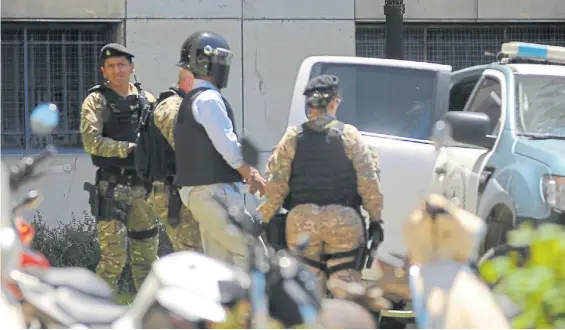  ?? NÉSTOR GARCÍA ?? Con fuerte custodia. El piloto Fabián Penín ayer, al ser trasladado para prestar declaració­n ante el juez de la causa.