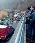  ??  ?? I soccorsi L’incidente sulla provincial­e 11, vicino alle gallerie di Lenna: polizia e 118 sul posto