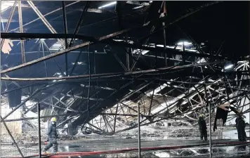 ?? PICTURE: DOCTOR NGCOBO ?? Government officials and Transnet executives conducted a site inspection at the warehouse that was razed in a massive blaze at the weekend. Yesterday, firefighte­rs were still putting out smaller pockets of burning material in the warehouse.