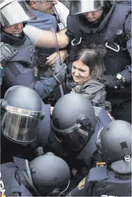  ?? Ferran Nadeu ?? Carga del Cuerpo Nacional de Policía durante los actos del 1 de octubre.