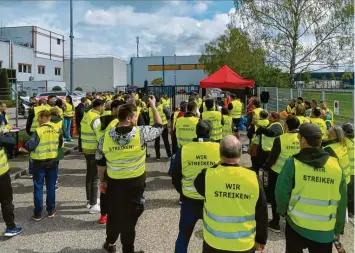  ?? Fotos: Alexander Kaya ?? Einen so langen Streik gab es in der Geschichte des McDonald’s-Zulieferer­s OSI in Günzburg noch nicht.