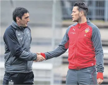  ?? FOTO: DPA ?? Ob der Handschlag auch einen Stammplatz bedeutet? Trainer Tayfun Korkut (li.) begrüßt Daniel Ginczek.