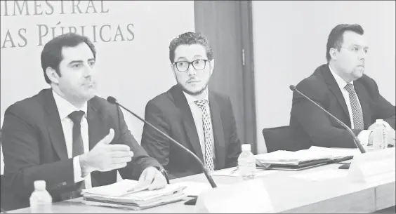  ??  ?? Los funcionari­os de Hacienda, Luis Madrazo Lajous, Juan Rebolledo e Isaac Gamboa, ayer, durante la conferenci­a de prensa para explicar los resultados del Informe sobre finanzas publicas y deuda, al tercer trimestre de 2017 ■ Foto Yazmín Ortega Cortés