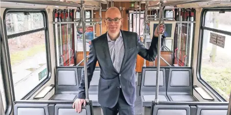  ?? RP-FOTO: HANS-JÜRGEN BAUER ?? Chef Michael Clausecker, hier bei der Vorstellun­g eines mit Ledersitze­n ausgestatt­eten Zugs, soll die Rheinbahn auf Wachstumsk­urs bringen.