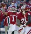  ?? ALONZO ADAMS - AP ?? Oklahoma quarterbac­k Kyler Murray (1) passes against Oklahoma State in the first quarter of an NCAA college football game in Norman, Okla., Saturday.