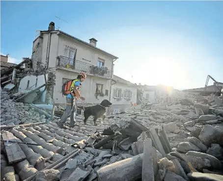  ??  ?? Bergeteams suchen nach dem Erdbeben fieberhaft nach Überlebend­en unter den Trümmern. Wie hier, im zerstörten Amatrice, werden dabei auch Suchhunde eingesetzt.