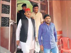  ?? MUJEEB FARUQUI/HT PHOTO ?? ▪ SP president Akhilesh Yadav and Patidar Anamat Andolan Samiti ( PAAS) leader Hardik Patel coming out former UP governor Aziz Qureshi’s residence in Bhopal on Thursday.