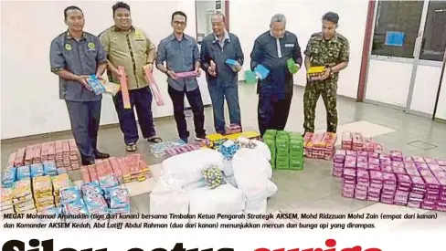  ??  ?? MEGAT Mohamad Aminuddin (tiga dari kanan) bersama Timbalan Ketua Pengarah Strategik AKSEM, Mohd Ridzzuan Mohd Zain (empat dari kanan) dan Komander AKSEM Kedah, Abd Latiff Abdul Rahman (dua dari kanan) menunjukka­n mercun dan bunga api yang dirampas.