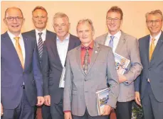 ?? FOTO: VR BANK ?? Ehrung der ausscheide­nden Aufsichtsr­äte (von links): Josef Hodrus, Jürgen Wälder, Franz Nessensohn, Klaus Bihler, Reinhold Osterberge­r, Werner Mayer.
