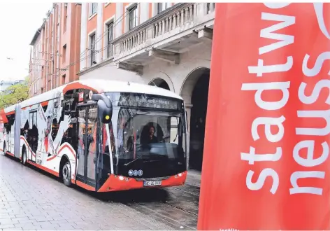  ?? ARCHIV-FOTO: WOI ?? Mit diesem Bus starteten die Stadtwerke vor zwei Jahren in die E-Bus-Pilotphase. Nun geht's richtig in den Betrieb – allerdings mit anderen Modellen.