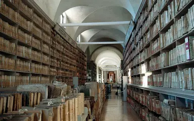  ??  ?? Archivio di Stato a Venezia con milioni di volumi e sotto «Hand-written document by Galileo Galilei », (1609)