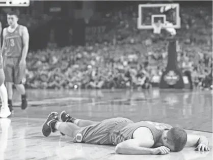  ?? MICHAEL CHOW/AZCENTRAL SPORTS ?? Oregon guard and former Tempe Corona del Sol star Casey Benson reacts after losing to North Carolina in an NCAA Final Four semifinal at University of Phoenix Stadium in Glendale on Saturday.