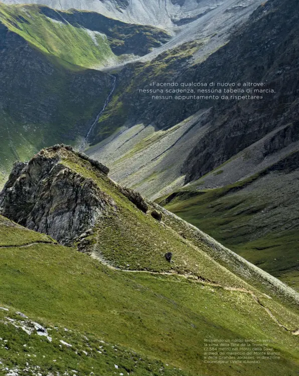  ??  ?? Risalendo un ripido sentiero verso la cima della Tête de la Tronche (2.584 metri) nei Monti della Saxe, ai piedi del massiccio del Monte Bianco e delle Grandes Jorasses, in direzione Courmayeur (Valle d’Aosta).