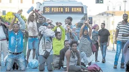  ?? EFE ?? Manifestac­ión. Inmigrante­s protestan, ayer, en la plaza de la Independen­cia junto a la estación Termini.