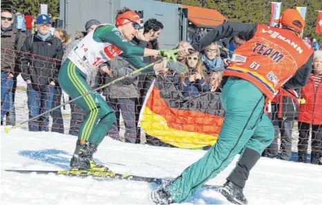  ?? FOTO: JOACHIM HAHNE ?? Starkes Heimspiel trotz Stockbruch­s: Fabian Rießle (dem hier ein Betreuer einen Ersatzstoc­k reicht), bester Deutscher in Schonach.