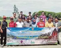  ??  ?? WARTAWAN bersama delegasi dari Sarawak dan wakil kerajaan Indonesia bergambar di Nusa Dua, Bali.