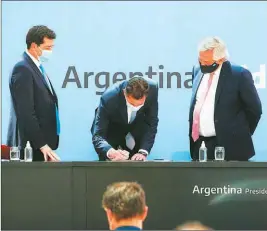  ??  ?? EL ENVIADO. El vicegobern­ador Manuel Calvo firma el acuerdo con Alberto F. y el ministro del Interior Wado de Pedro.