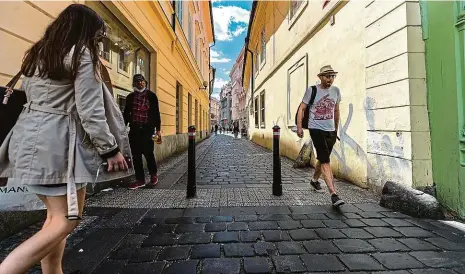  ?? Foto: Tomáš Krist, MAFRA ?? Chodci pod koly Kombinace automobilů a chodců nebyla v části Ostrovní u Spálené nikdy ideální. Velice úzký chodník je pouze z jedné strany, Praha 1 nakonec místo změnila na pěší zónu. Kromě jiného to znamená velkou úlevu pro děti a jejich rodiče, kteří tudy směřují do školy.