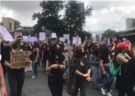  ?? SILVIA COTO ?? Decenas de mujeres indignadas se hicieron sentir.