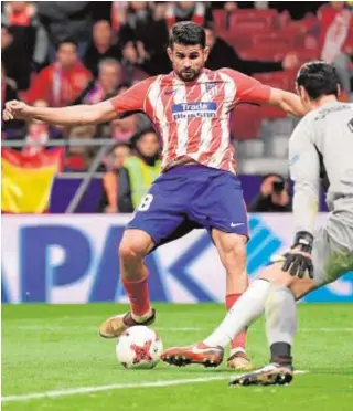  ?? AFP ?? Lenglet y Sergio Rico intentan intercepta­r a Diego Costa