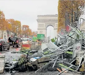  ?? AFP ?? Destrozos. Champs Elysées, ayer, luego dos choques del sábado.