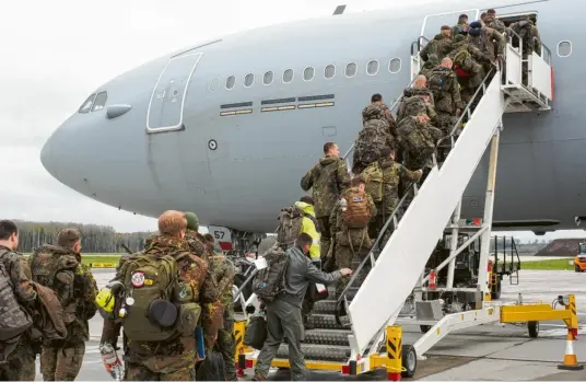  ?? Fotos: Barbara Wild ?? Lielvarde: Rückflug des ersten Kontingent­s der Soldaten des Taktischen Luftwaffen­geschwader­s aus Lettland mit einem Airbus A330 MRTT.
