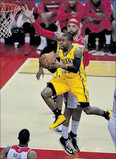  ?? MCCLATCHY NEWS SERVICE ?? CHUCK MYERS C.J. Watson of the Pacers drives to the basket past the Wizards’ Drew Gooden in the first half.