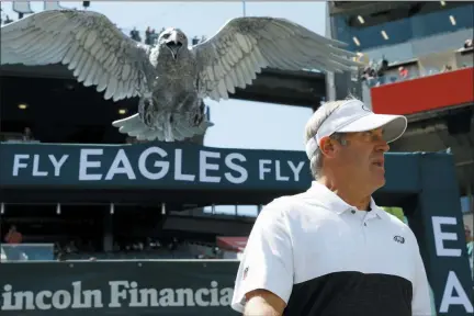  ?? MICHAEL PEREZ - THE ASSOCIATED PRESS ?? Philadelph­ia Eagles head coach Doug Pederson walks onto the field before Sunday’s game against the Washington Redskins. The Eagles had a forgettabl­e first half, a problem they’ll need to solve doing forward says Eagles writer Bob Grotz.