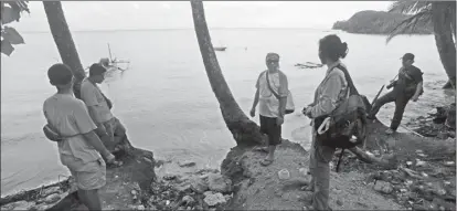  ?? GUSLAN GUMILANG/JAWA POS ?? SISIR PANTAI: Iling Khairil Anwar (tiga dari kanan) bersama tim ekspedisi Balai Arkeologi Jogjakarta sedang meneliti pantai di Dusun Balong, Desa Diponggo, Bawean.