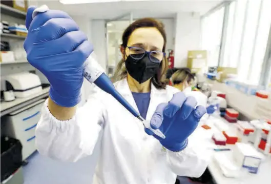  ?? JAIME GALINDO ?? Una técnica de laboratori­o, ayer, en las instalacio­nes del Centro de Investigac­ión Biomédica de Aragón (CIBA), en Zaragoza.