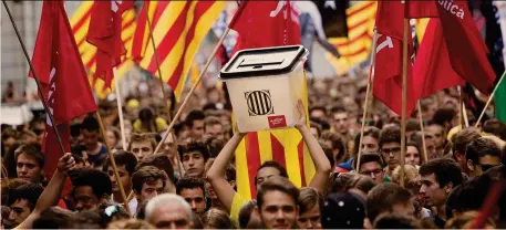  ?? EMILIO MORENATTI/AP ?? Tutti in piazza. Manifestaz­ioni e disordini a Barcellona nel primo anniversar­io del referendum sull’indipenden­za catalana